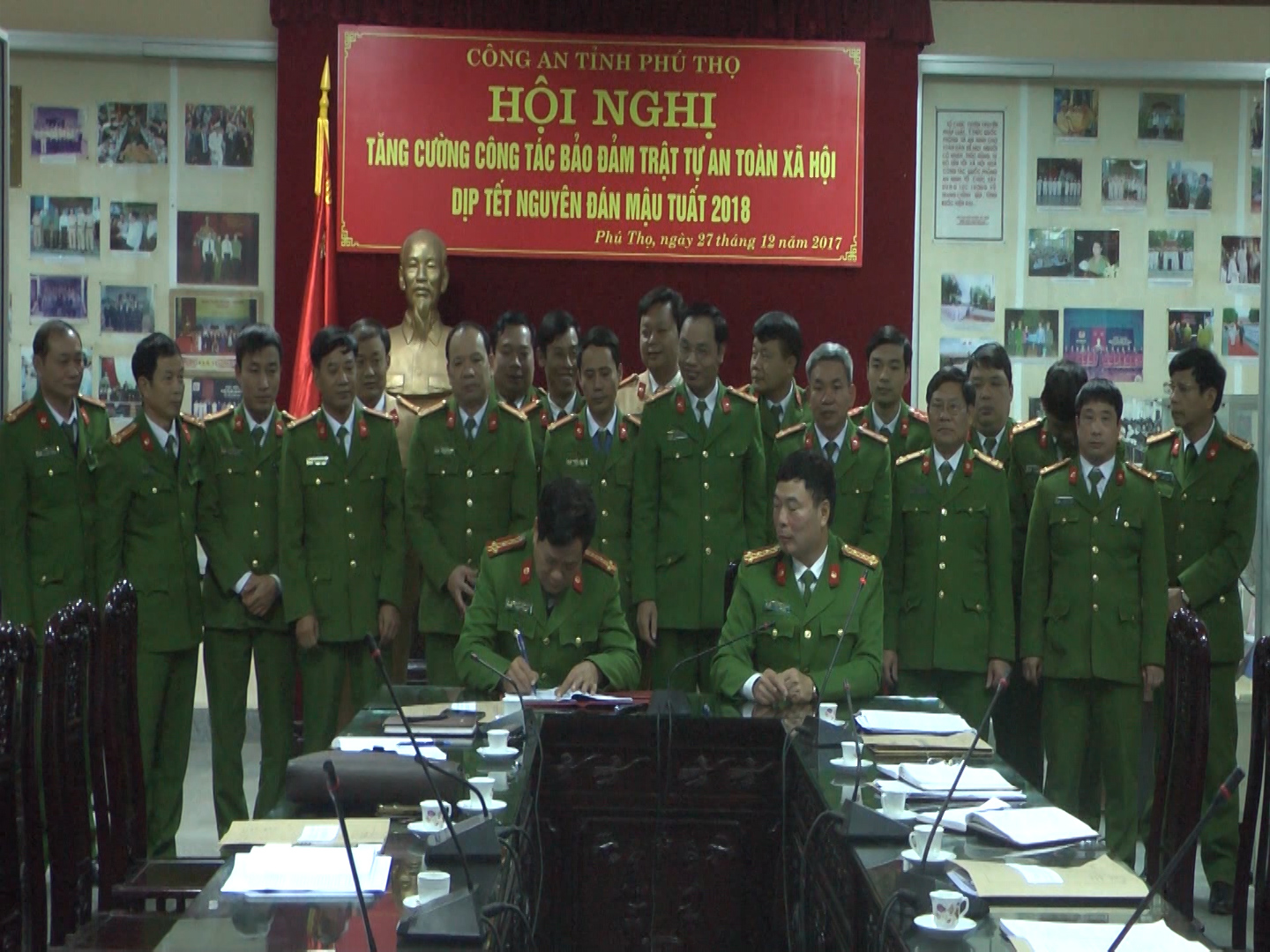 Đại diện lãnh đạo các đơn vị ký cam kết với Ban giám đốc công an tỉnh trong công tác đảm bảo An ninh trật tự dịp tết nguyên đán Mậu Tuất 2018.